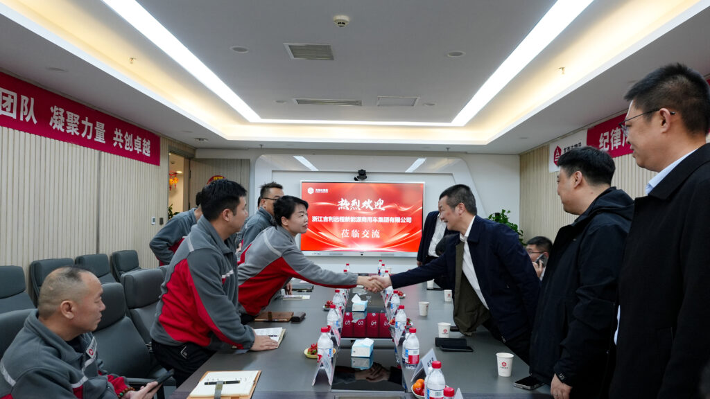 吉利商用车集团莅临德赢VWIN物流进行交流